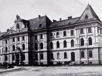 Kraljevsko zemaljska obrtna škola (danas Škola primjenjene umjetnosti i Muzej za umjetnost i obrt) građena je od 1882.godine do 1888 godine